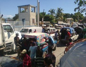 Em Porto Príncipe, capital do país, os tap-tap (transporte popular do país), são coloridos e chamam a atenção