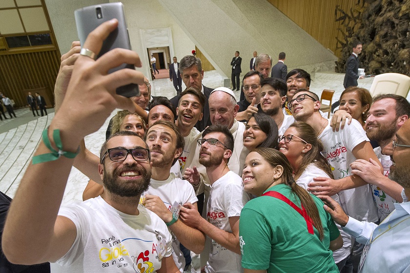 Na foto, jovens do MEJ posam para a foto com o papa Francisco 